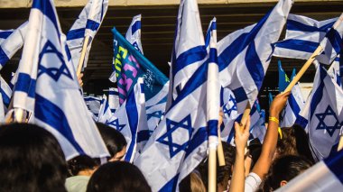 Tel Aviv, İsrail, 7 Şubat 2024 İsrailli gençler, 7 Ekim 2023 'teki terör saldırısının ardından Gazze' deki 139 rehinenin anısına Tel Aviv 'deki Rehine Meydanı' nda toplandılar.