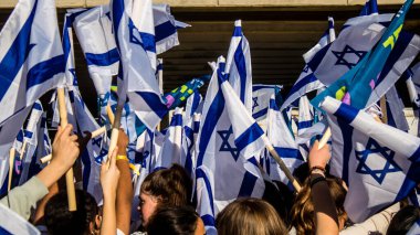 Tel Aviv, İsrail, 7 Şubat 2024 İsrailli gençler, 7 Ekim 2023 'teki terör saldırısının ardından Gazze' deki 139 rehinenin anısına Tel Aviv 'deki Rehine Meydanı' nda toplandılar.