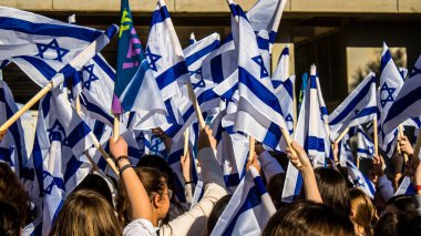 Tel Aviv, İsrail, 7 Şubat 2024 İsrailli gençler, 7 Ekim 2023 'teki terör saldırısının ardından Gazze' deki 139 rehinenin anısına Tel Aviv 'deki Rehine Meydanı' nda toplandılar.