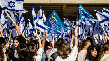 Tel Aviv, İsrail, 7 Şubat 2024 İsrailli gençler, 7 Ekim 2023 'teki terör saldırısının ardından Gazze' deki 139 rehinenin anısına Tel Aviv 'deki Rehine Meydanı' nda toplandılar.