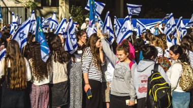 Tel Aviv, İsrail, 7 Şubat 2024 İsrailli gençler, 7 Ekim 2023 'teki terör saldırısının ardından Gazze' deki 139 rehinenin anısına Tel Aviv 'deki Rehine Meydanı' nda toplandılar.