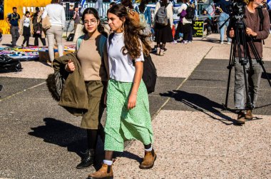 Tel Aviv, İsrail, 7 Şubat 2024 İsrailli gençler, 7 Ekim 2023 'teki terör saldırısının ardından Gazze' deki 139 rehinenin anısına Tel Aviv 'deki Rehine Meydanı' nda toplandılar.