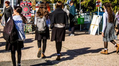 Tel Aviv, İsrail, 7 Şubat 2024 İsrailli gençler, 7 Ekim 2023 'teki terör saldırısının ardından Gazze' deki 139 rehinenin anısına Tel Aviv 'deki Rehine Meydanı' nda toplandılar.