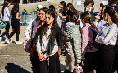 Tel Aviv, İsrail, 7 Şubat 2024 İsrailli gençler, 7 Ekim 2023 'teki terör saldırısının ardından Gazze' deki 139 rehinenin anısına Tel Aviv 'deki Rehine Meydanı' nda toplandılar.