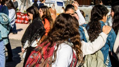 Tel Aviv, İsrail, 7 Şubat 2024 İsrailli gençler, 7 Ekim 2023 'teki terör saldırısının ardından Gazze' deki 139 rehinenin anısına Tel Aviv 'deki Rehine Meydanı' nda toplandılar.