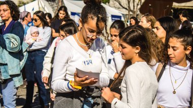 Tel Aviv, İsrail, 7 Şubat 2024 İsrailli gençler, 7 Ekim 2023 'teki terör saldırısının ardından Gazze' deki 139 rehinenin anısına Tel Aviv 'deki Rehine Meydanı' nda toplandılar.