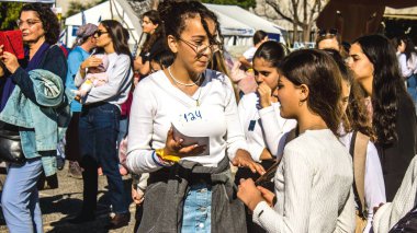 Tel Aviv, İsrail, 7 Şubat 2024 İsrailli gençler, 7 Ekim 2023 'teki terör saldırısının ardından Gazze' deki 139 rehinenin anısına Tel Aviv 'deki Rehine Meydanı' nda toplandılar.