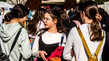 Tel Aviv, İsrail, 7 Şubat 2024 İsrailli gençler, 7 Ekim 2023 'teki terör saldırısının ardından Gazze' deki 139 rehinenin anısına Tel Aviv 'deki Rehine Meydanı' nda toplandılar.