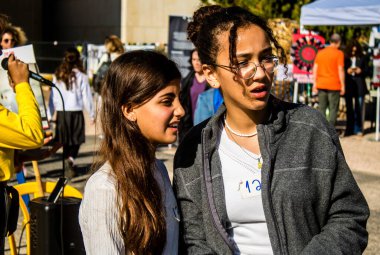 Tel Aviv, İsrail, 7 Şubat 2024 İsrailli gençler, 7 Ekim 2023 'teki terör saldırısının ardından Gazze' deki 139 rehinenin anısına Tel Aviv 'deki Rehine Meydanı' nda toplandılar.