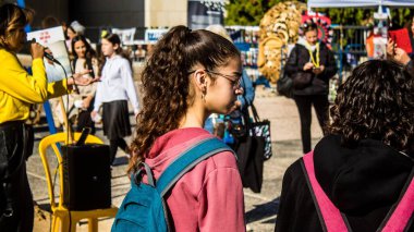 Tel Aviv, İsrail, 7 Şubat 2024 İsrailli gençler, 7 Ekim 2023 'teki terör saldırısının ardından Gazze' deki 139 rehinenin anısına Tel Aviv 'deki Rehine Meydanı' nda toplandılar.