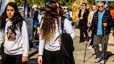 Tel Aviv, İsrail, 7 Şubat 2024 İsrailli gençler, 7 Ekim 2023 'teki terör saldırısının ardından Gazze' deki 139 rehinenin anısına Tel Aviv 'deki Rehine Meydanı' nda toplandılar.