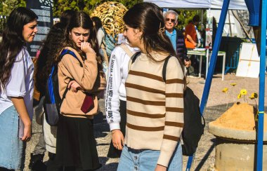 Tel Aviv, İsrail, 7 Şubat 2024 İsrailli gençler, 7 Ekim 2023 'teki terör saldırısının ardından Gazze' deki 139 rehinenin anısına Tel Aviv 'deki Rehine Meydanı' nda toplandılar.