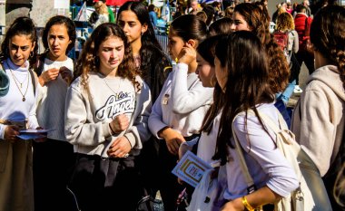 Tel Aviv, İsrail, 7 Şubat 2024 İsrailli gençler, 7 Ekim 2023 'teki terör saldırısının ardından Gazze' deki 139 rehinenin anısına Tel Aviv 'deki Rehine Meydanı' nda toplandılar.