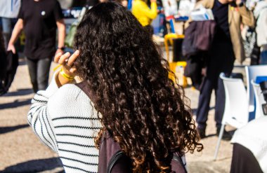 Tel Aviv, İsrail, 7 Şubat 2024 İsrailli gençler, 7 Ekim 2023 'teki terör saldırısının ardından Gazze' deki 139 rehinenin anısına Tel Aviv 'deki Rehine Meydanı' nda toplandılar.