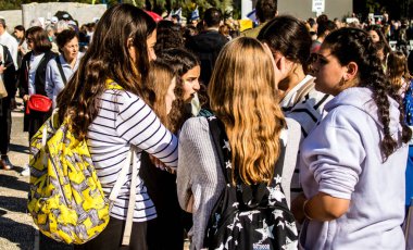 Tel Aviv, İsrail, 7 Şubat 2024 İsrailli gençler, 7 Ekim 2023 'teki terör saldırısının ardından Gazze' deki 139 rehinenin anısına Tel Aviv 'deki Rehine Meydanı' nda toplandılar.