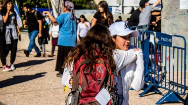 Tel Aviv, İsrail, 7 Şubat 2024 İsrailli gençler, 7 Ekim 2023 'teki terör saldırısının ardından Gazze' deki 139 rehinenin anısına Tel Aviv 'deki Rehine Meydanı' nda toplandılar.