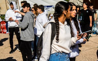 Tel Aviv, İsrail, 7 Şubat 2024 İsrailli gençler, 7 Ekim 2023 'teki terör saldırısının ardından Gazze' deki 139 rehinenin anısına Tel Aviv 'deki Rehine Meydanı' nda toplandılar.