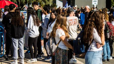 Tel Aviv, İsrail, 7 Şubat 2024 İsrailli gençler, 7 Ekim 2023 'teki terör saldırısının ardından Gazze' deki 139 rehinenin anısına Tel Aviv 'deki Rehine Meydanı' nda toplandılar.