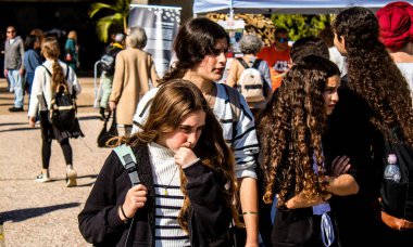 Tel Aviv, İsrail, 7 Şubat 2024 İsrailli gençler, 7 Ekim 2023 'teki terör saldırısının ardından Gazze' deki 139 rehinenin anısına Tel Aviv 'deki Rehine Meydanı' nda toplandılar.