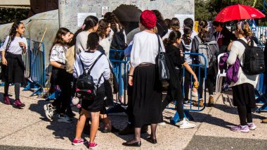 Tel Aviv, İsrail, 7 Şubat 2024 İsrailli gençler, 7 Ekim 2023 'teki terör saldırısının ardından Gazze' deki 139 rehinenin anısına Tel Aviv 'deki Rehine Meydanı' nda toplandılar.