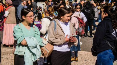 Tel Aviv, İsrail, 7 Şubat 2024 İsrailli gençler, 7 Ekim 2023 'teki terör saldırısının ardından Gazze' deki 139 rehinenin anısına Tel Aviv 'deki Rehine Meydanı' nda toplandılar.