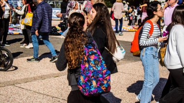 Tel Aviv, İsrail, 7 Şubat 2024 İsrailli gençler, 7 Ekim 2023 'teki terör saldırısının ardından Gazze' deki 139 rehinenin anısına Tel Aviv 'deki Rehine Meydanı' nda toplandılar.