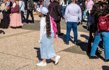 Tel Aviv, İsrail, 7 Şubat 2024 İsrailli gençler, 7 Ekim 2023 'teki terör saldırısının ardından Gazze' deki 139 rehinenin anısına Tel Aviv 'deki Rehine Meydanı' nda toplandılar.