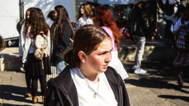 Tel Aviv, İsrail, 7 Şubat 2024 İsrailli gençler, 7 Ekim 2023 'teki terör saldırısının ardından Gazze' deki 139 rehinenin anısına Tel Aviv 'deki Rehine Meydanı' nda toplandılar.