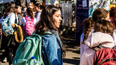 Tel Aviv, İsrail, 7 Şubat 2024 İsrailli gençler, 7 Ekim 2023 'teki terör saldırısının ardından Gazze' deki 139 rehinenin anısına Tel Aviv 'deki Rehine Meydanı' nda toplandılar.