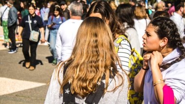 Tel Aviv, İsrail, 7 Şubat 2024 İsrailli gençler, 7 Ekim 2023 'teki terör saldırısının ardından Gazze' deki 139 rehinenin anısına Tel Aviv 'deki Rehine Meydanı' nda toplandılar.