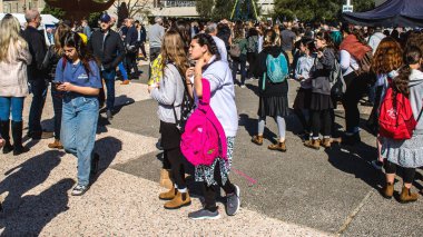 Tel Aviv, İsrail, 7 Şubat 2024 İsrailli gençler, 7 Ekim 2023 'teki terör saldırısının ardından Gazze' deki 139 rehinenin anısına Tel Aviv 'deki Rehine Meydanı' nda toplandılar.