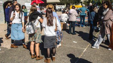 Tel Aviv, İsrail, 7 Şubat 2024 İsrailli gençler, 7 Ekim 2023 'teki terör saldırısının ardından Gazze' deki 139 rehinenin anısına Tel Aviv 'deki Rehine Meydanı' nda toplandılar.