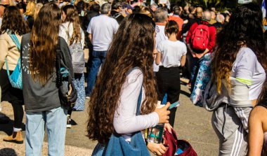 Tel Aviv, İsrail, 7 Şubat 2024 İsrailli gençler, 7 Ekim 2023 'teki terör saldırısının ardından Gazze' deki 139 rehinenin anısına Tel Aviv 'deki Rehine Meydanı' nda toplandılar.