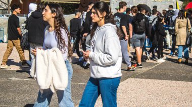 Tel Aviv, İsrail - 6 Şubat 2024 İsrailli gençler Tel Aviv 'deki Rehineler Meydanı' nı ziyaret ederek Gazze 'de esir tutulan 100 rehinenin anısına. İnsanlar düzenli olarak rehine ailelerini desteklemek için toplanır.