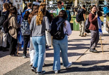 Tel Aviv, İsrail - 6 Şubat 2024 İsrailli gençler Tel Aviv 'deki Rehineler Meydanı' nı ziyaret ederek Gazze 'de esir tutulan 100 rehinenin anısına. İnsanlar düzenli olarak rehine ailelerini desteklemek için toplanır.