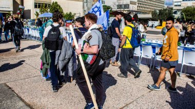 Tel Aviv, İsrail - 6 Şubat 2024 İsrailli gençler Tel Aviv 'deki Rehineler Meydanı' nı ziyaret ederek Gazze 'de esir tutulan 100 rehinenin anısına. İnsanlar düzenli olarak rehine ailelerini desteklemek için toplanır.