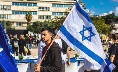 Tel Aviv, İsrail - 6 Şubat 2024 İsrailli gençler Tel Aviv 'deki Rehineler Meydanı' nı ziyaret ederek Gazze 'de esir tutulan 100 rehinenin anısına. İnsanlar düzenli olarak rehine ailelerini desteklemek için toplanır.