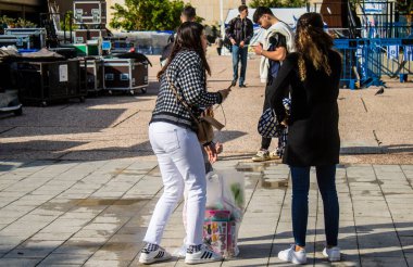 Tel Aviv, İsrail - 25 Ocak 2024 İsrailli gençler Tel Aviv 'deki Rehineler Meydanı' nı ziyaret ederek Gazze 'de esir tutulan 100 rehinenin anısına. İnsanlar düzenli olarak rehine ailelerini desteklemek için toplanır.