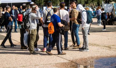 Tel Aviv, İsrail - 25 Ocak 2024 İsrailli gençler Tel Aviv 'deki Rehineler Meydanı' nı ziyaret ederek Gazze 'de esir tutulan 100 rehinenin anısına. İnsanlar düzenli olarak rehine ailelerini desteklemek için toplanır.