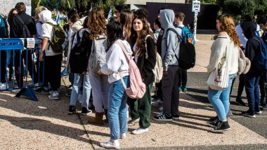 Tel Aviv, İsrail - 25 Ocak 2024 İsrailli gençler Tel Aviv 'deki Rehineler Meydanı' nı ziyaret ederek Gazze 'de esir tutulan 100 rehinenin anısına. İnsanlar düzenli olarak rehine ailelerini desteklemek için toplanır.