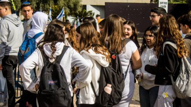 Tel Aviv, İsrail - 25 Ocak 2024 İsrailli gençler Tel Aviv 'deki Rehineler Meydanı' nı ziyaret ederek Gazze 'de esir tutulan 100 rehinenin anısına. İnsanlar düzenli olarak rehine ailelerini desteklemek için toplanır.