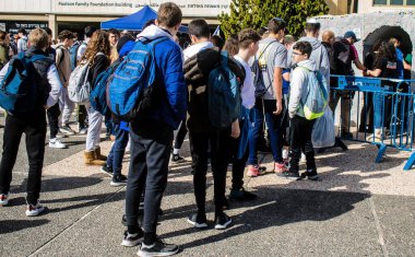 Tel Aviv, İsrail - 25 Ocak 2024 İsrailli gençler Tel Aviv 'deki Rehineler Meydanı' nı ziyaret ederek Gazze 'de esir tutulan 100 rehinenin anısına. İnsanlar düzenli olarak rehine ailelerini desteklemek için toplanır.