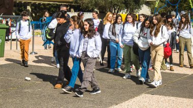 Tel Aviv, İsrail - 25 Ocak 2024 İsrailli gençler Tel Aviv 'deki Rehineler Meydanı' nı ziyaret ederek Gazze 'de esir tutulan 100 rehinenin anısına. İnsanlar düzenli olarak rehine ailelerini desteklemek için toplanır.