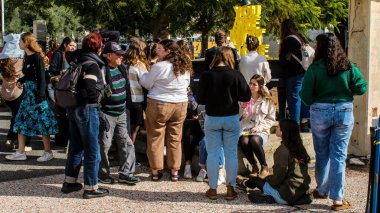 Tel Aviv, İsrail - 25 Ocak 2024 İsrailli gençler Tel Aviv 'deki Rehineler Meydanı' nı ziyaret ederek Gazze 'de esir tutulan 100 rehinenin anısına. İnsanlar düzenli olarak rehine ailelerini desteklemek için toplanır.