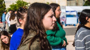 Tel Aviv, İsrail - 25 Ocak 2024 İsrailli gençler Tel Aviv 'deki Rehineler Meydanı' nı ziyaret ederek Gazze 'de esir tutulan 100 rehinenin anısına. İnsanlar düzenli olarak rehine ailelerini desteklemek için toplanır.