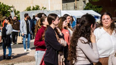 Tel Aviv, İsrail - 25 Ocak 2024 İsrailli gençler Tel Aviv 'deki Rehineler Meydanı' nı ziyaret ederek Gazze 'de esir tutulan 100 rehinenin anısına. İnsanlar düzenli olarak rehine ailelerini desteklemek için toplanır.