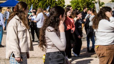 Tel Aviv, İsrail - 25 Ocak 2024 İsrailli gençler Tel Aviv 'deki Rehineler Meydanı' nı ziyaret ederek Gazze 'de esir tutulan 100 rehinenin anısına. İnsanlar düzenli olarak rehine ailelerini desteklemek için toplanır.