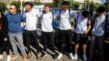 Tel Aviv, İsrail - 25 Ocak 2024 İsrailli gençler Tel Aviv 'deki Rehine Meydanı' nda hala Gazze 'de tutulan 100 rehinenin anısına şarkı söylüyorlar. İnsanlar düzenli olarak rehine ailelerini desteklemek için toplanır.