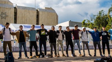 Tel Aviv, İsrail - 25 Ocak 2024 İsrailli gençler Tel Aviv 'deki Rehine Meydanı' nda hala Gazze 'de tutulan 100 rehinenin anısına şarkı söylüyorlar. İnsanlar düzenli olarak rehine ailelerini desteklemek için toplanır.