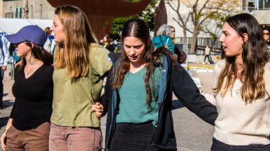 Tel Aviv, İsrail - 25 Ocak 2024 İsrailli gençler Tel Aviv 'deki Rehine Meydanı' nda hala Gazze 'de tutulan 100 rehinenin anısına şarkı söylüyorlar. İnsanlar düzenli olarak rehine ailelerini desteklemek için toplanır.